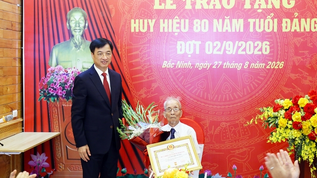 Trưởng Ban Tổ chức Trung ương trao tặng Huy hiệu 80 năm tuổi cho đảng viên