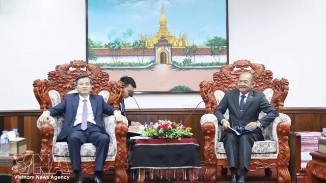 Vietnam, Laos step up cooperation in political theory, training