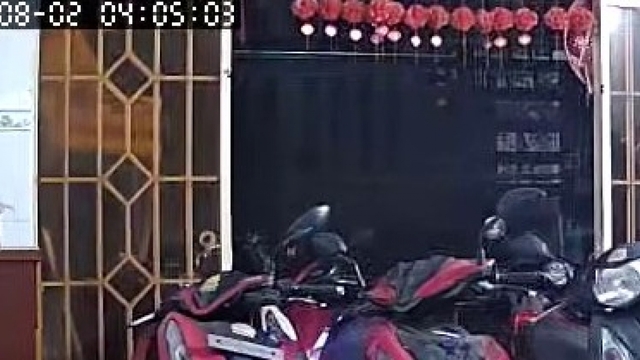 Nổ lớn khiến căn nhà bị hỏng nặng và 2 người bị thương ở TP.HCM