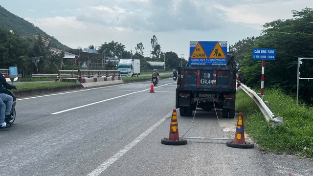 Nam công nhân đang làm việc trên Quốc lộ 1 bị ô tô tông tử vong