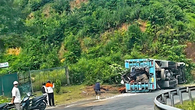 Ô tô tải bị lật đè trúng xe máy làm hai vợ chồng tử vong