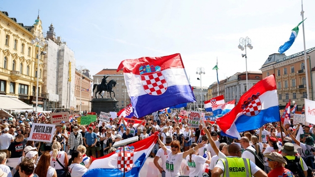 Hàng chục nghìn người Croatia biểu tình phản đối chất thải độc hại