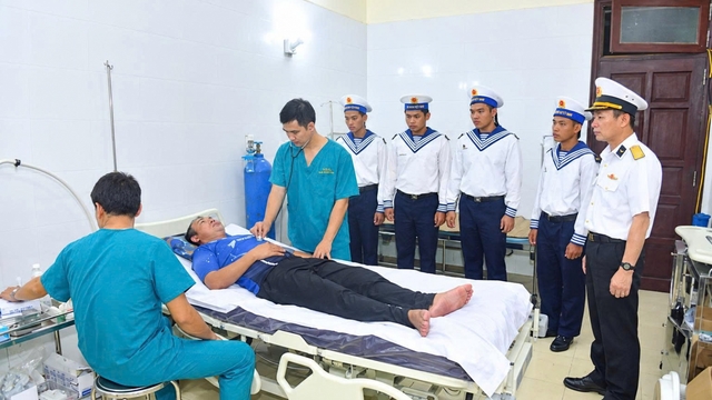Đảo Sơn Ca kịp thời cấp cứu ngư dân bị áp-xe vùng mặt