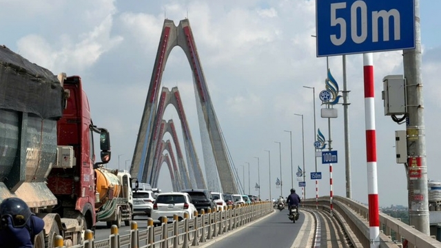 Hà Nội "bất ngờ" tạm gỡ biển báo khoảng cách trên cầu Nhật Tân