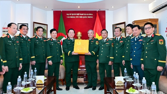 Đại tướng Nguyễn Trọng Nghĩa thăm Đại sứ quán Việt Nam tại Algeria