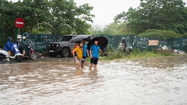 Hà Nội yêu cầu cho học sinh ở lại trường nếu mưa lớn