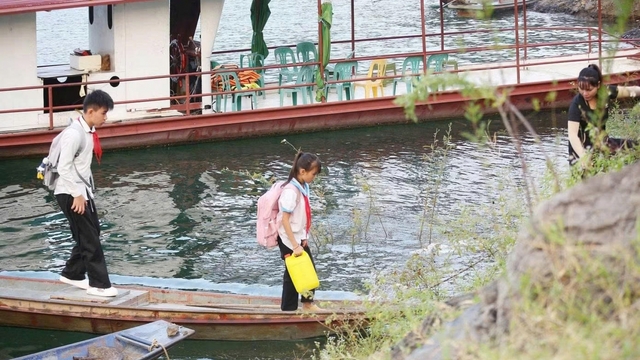 Không để học sinh phải nghỉ học, bỏ học vì điều kiện giao thông, đi lại khó khăn