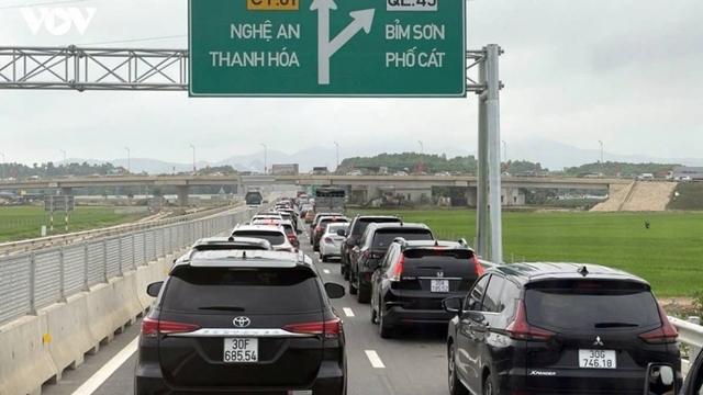 Đặt biển báo trên cao tốc có xử phạt vi phạm khoảng cách an toàn