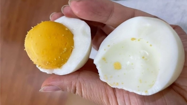 Lăn trứng gà có “hút độc”, giảm mệt mỏi như lời truyền miệng?