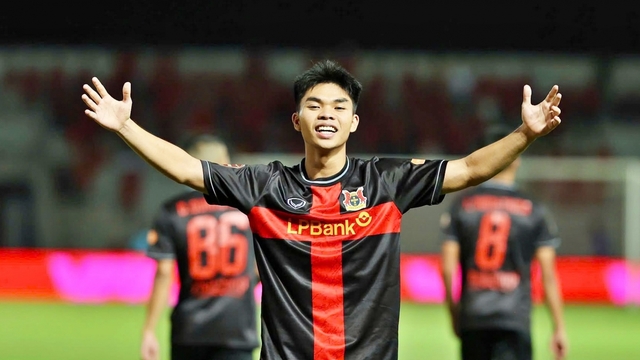 Tiền đạo U20 Việt Nam ghi bàn ở trận mở màn V-League 2026/2027