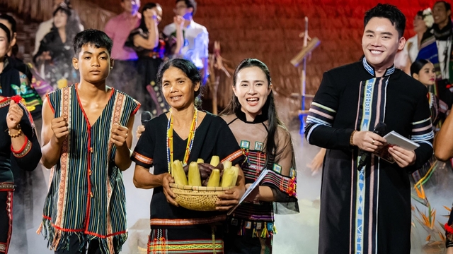 Thổ cẩm M’Nông: Bảo tồn thế nào để người dệt có thể sống được bằng nghề?