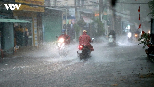 Hà Nội và nhiều khu vực mưa lớn, đề phòng mưa đá