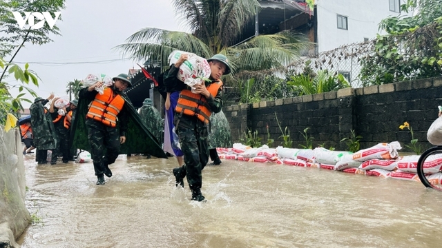 Nước sông Bùi dâng cao, hàng trăm chiến sĩ giúp dân Hà Nội đắp đê, chạy lũ