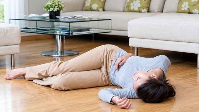 Uất ức phát ngất vì bị đẩy vào tình cảnh vợ lẽ, con thêm