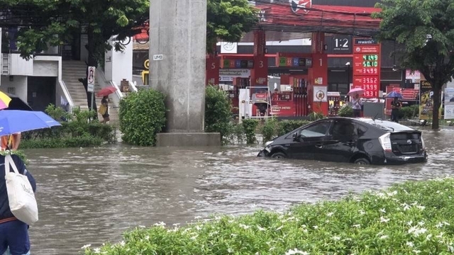 Bangkok (Thái Lan) đóng cửa trường học, công chức làm tại nhà vì mưa lũ