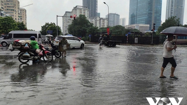 Người qua phố trong mưa