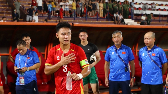 Đội trưởng U20 Việt Nam xin lỗi người hâm mộ và lứa đàn em