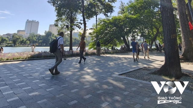Hà Nội những ngày se lạnh, người dân chậm lại để cảm nhận hương phố