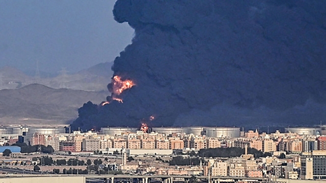 Houthi tấn công nhà máy lọc dầu lớn nhất của Saudi Arabia