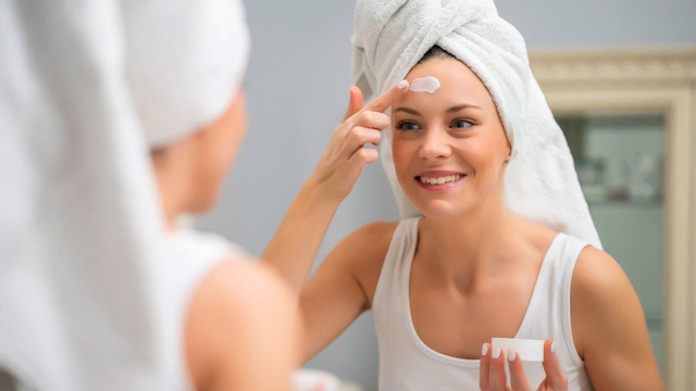 4 cách chăm sóc da mùa thu giúp phụ nữ sau tuổi 50 hạn chế khô ráp, nếp nhăn