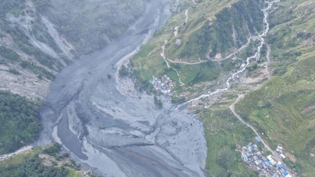 Khoảnh khắc lũ dữ bất ngờ cuốn trôi nhà cửa, cầu đường ở Nepal