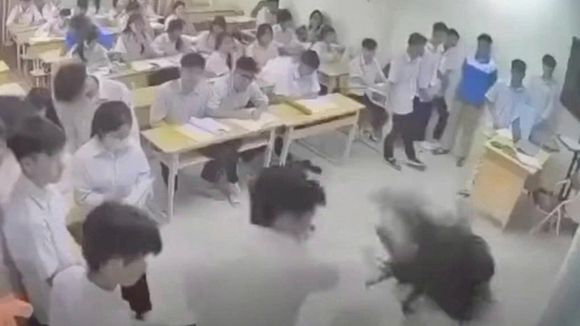 Nóng 24h: Nam sinh lớp 12 hành hung cô giáo bị khởi tố về tội gì?