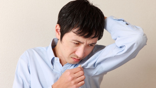 Vì sao qua tuổi 40, mùi cơ thể bắt đầu thay đổi?