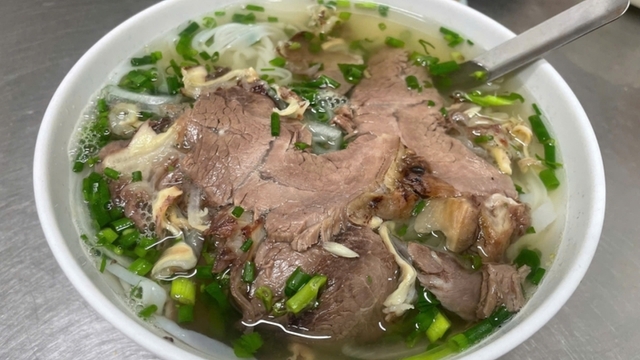 Thói quen húp cạn nước phở: Đã miệng một lúc, hại thận và tim cả đời
