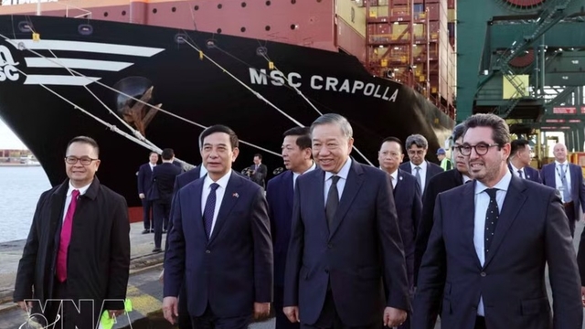 Top leader visits Port of Antwerp-Bruges in Belgium