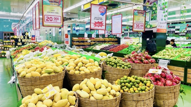 Chi phí sinh hoạt tăng, người dân phải cân đối chi tiêu