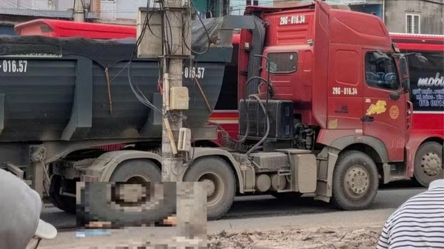 Vấp phải ổ gà rồi ngã ra đường, người đi xe máy bị xe ben cán tử vong ở Hà Nội