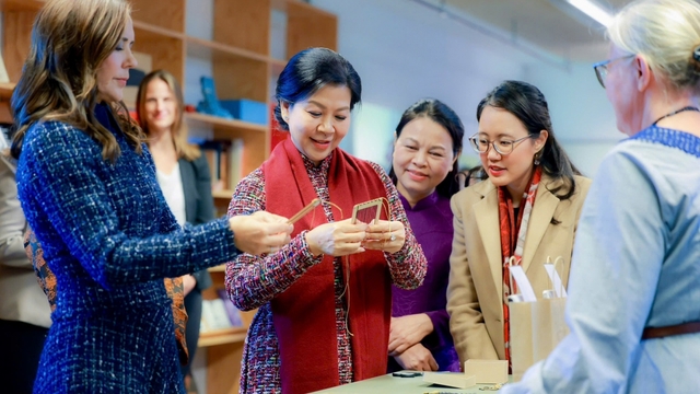 Phu nhân Tổng Bí thư, Chủ tịch nước trao tủ sách tặng thư viện tại Copenhagen