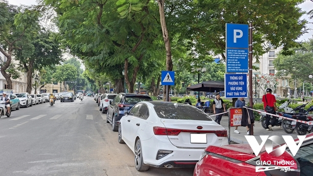 Phí trông giữ xe tăng gần gấp đôi, giao thông công cộng có đủ sức hút?