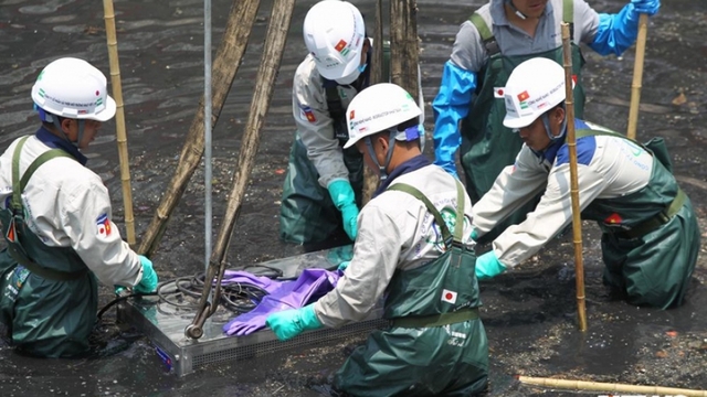 Hanoi deploys Japanese nanotechnology to clean To Lich river