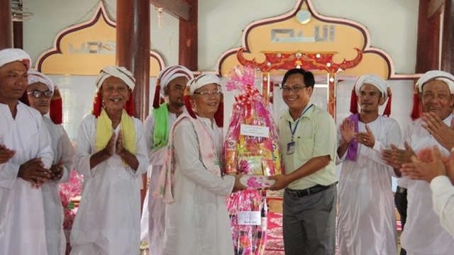 Binh Thuan leaders visit Cham Bani people on Ramuwan festival