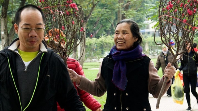 Charity market brings a warmer Tet to the poor