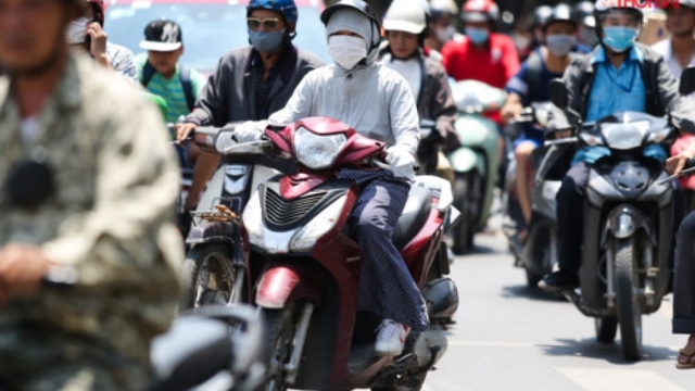 Summer heat wave grips Hanoi