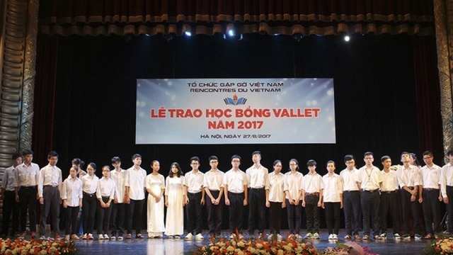 Scholarships presented to poor students ahead of new school year