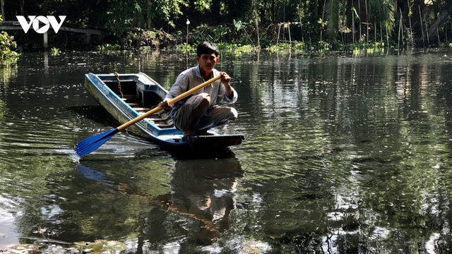 Nước sông ở Thị xã Long Mỹ (Hậu Giang) đen ngòm, bốc mùi hôi thối