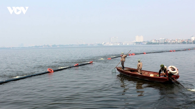 Hà Nội tạm dừng dự án nạo vét bùn Hồ Tây