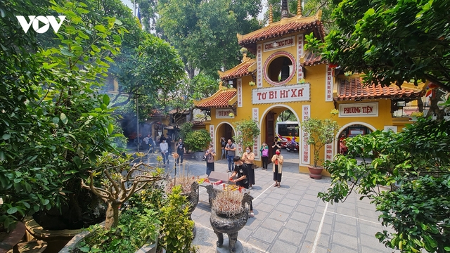 Chùa chiền ở Hà Nội vắng vẻ, lác đác người dân đi lễ trong ngày Rằm tháng 7