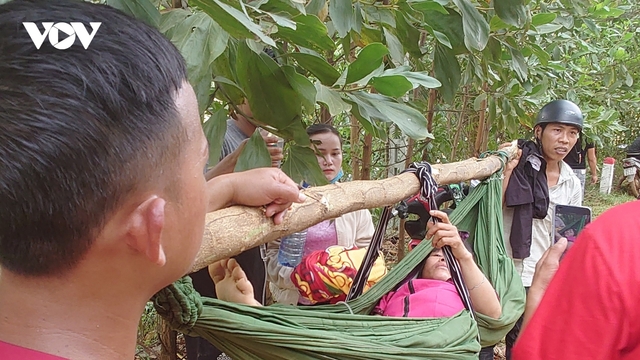 Hình ảnh đưa các nạn nhân vừa được cứu sống do sạt lở núi ở Trà Leng đi cấp cứu