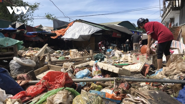 Tiểu thương Hà Tĩnh xót xa nhìn hàng hóa thành rác sau “đại hồng thủy”