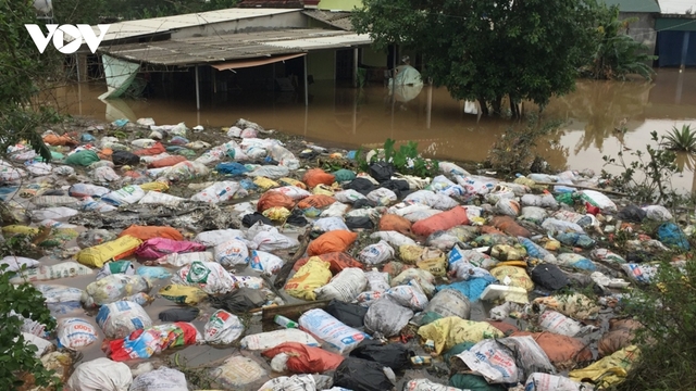 Sau lũ, Hà Tĩnh đối diện với nguy cơ dịch bệnh bùng phát