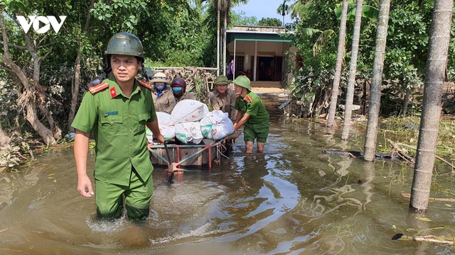 Công an Hà Tĩnh khẩn trương dọn bùn đất, giúp dân khắc phục hậu quả mưa lũ
