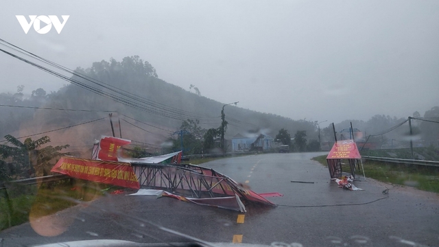 Bão số 9 vào bờ, hàng trăm ngôi nhà bị tốc mái, nhiều nơi mất điện