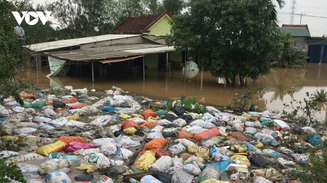 Người dân vùng lũ Hà Tĩnh đang khát nước sạch