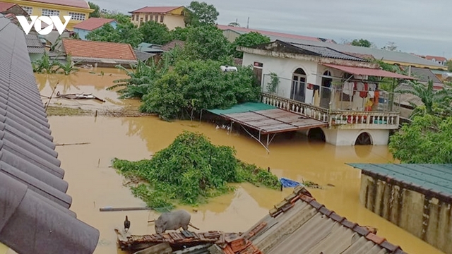 Khẩn trương sơ tán dân khỏi vùng nguy hiểm và chuyển hàng cứu trợ đến vùng lũ miền Trung