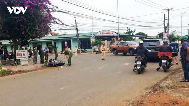 Ngã xe máy, một phụ nữ bị xe tải cán tử vong