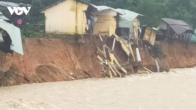 Trà Leng: Nước thượng nguồn cuồn cuộn đổ về, hàng chục ngôi nhà bị cuốn trôi